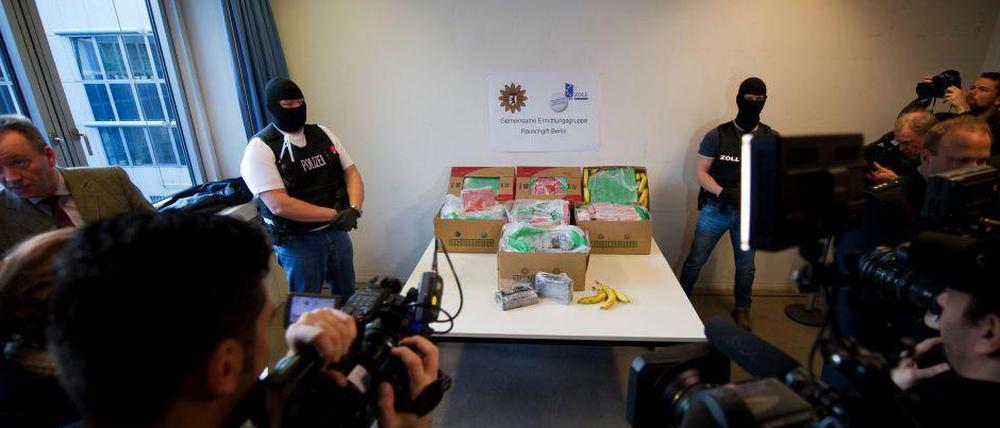 Unter strengster Bewachung präsentierte die Polizei am Montag den Kokainfund im LKA Berlin.