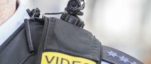 Mini-Kameras an der Weste sollen helfen, Polizeieinsätze besser zu dokumentieren.