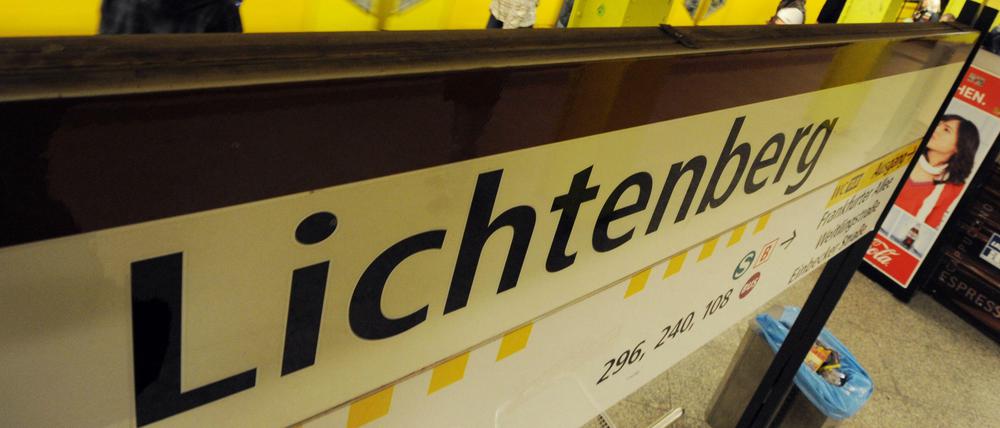 Am U-Bahnhof Lichtenberg hat ein Mann ein Paar bedrängt – und mit einer abgebrochenen Flasche zugestochen.