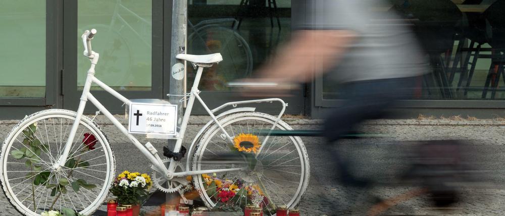 In Berlin fährt ein Radfahrer an einem sogenannten Geisterrad vorbei (Symbolbild).