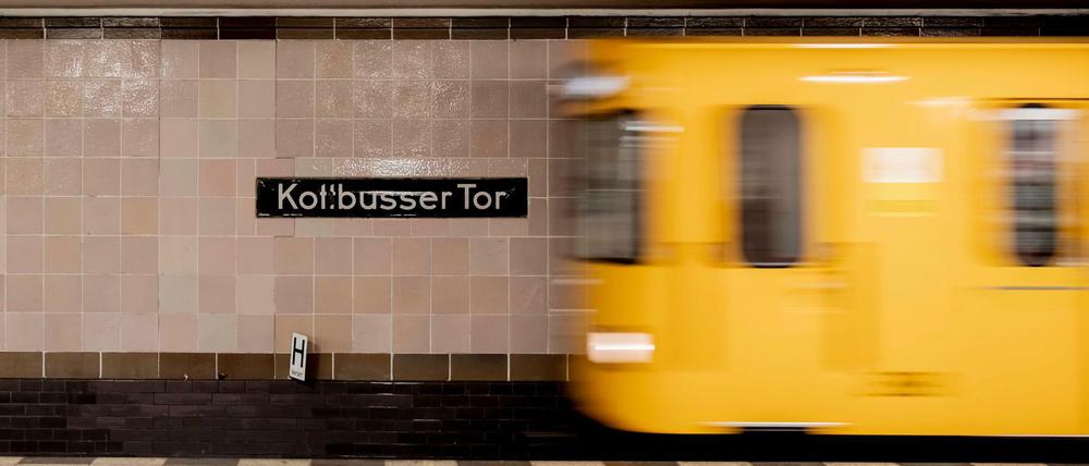 Am Berliner U-Bahnhof Kottbusser Tor ist ein Mann in der Nacht zu Mittwoch auf die Gleise gestossen worden.