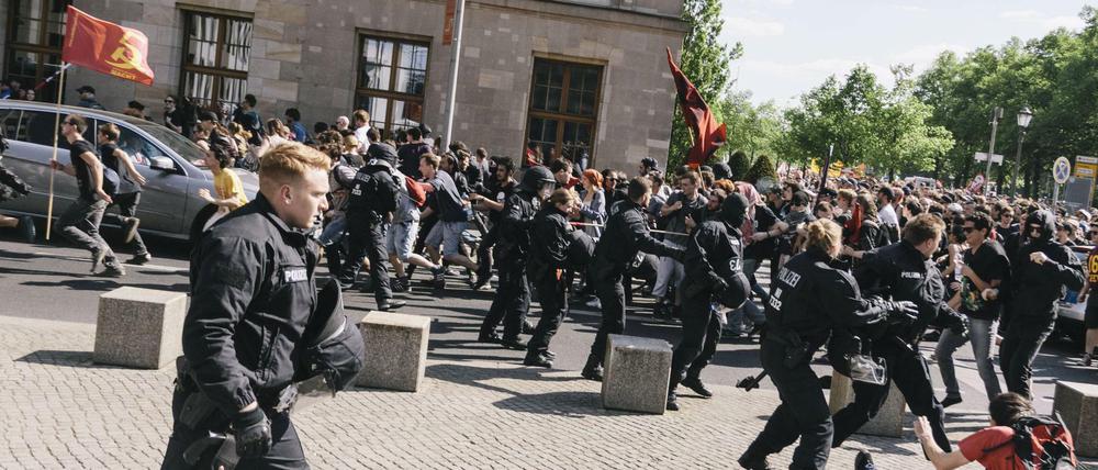 Tumulte am Reichstag: Hunderte linker Demonstranten durchbrachen am Samstag eine Polizeireihe an der Dorotheenstraße. 