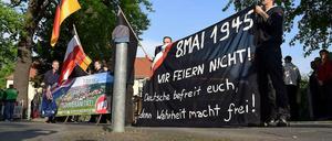 "Wahrheit macht frei" - NPD-Anhänger feiern nicht, sie demonstrieren an dem Ort, an dem die deutsche Kapitulation besiegelt wurde.