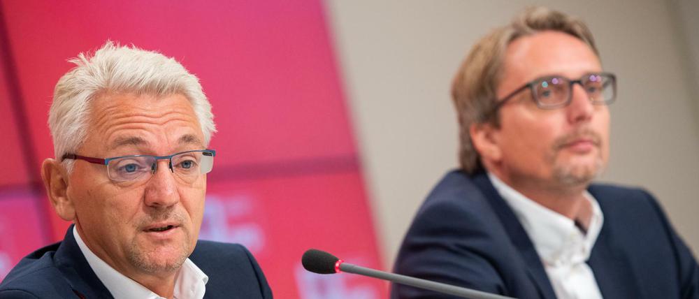 Mike Bischoff (l) wurde als Vorsitzender der SPD-Landtagsfraktion Brandenburg wiedergewählt.