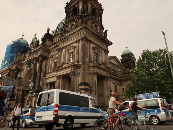 Großeinsatz in Berlin-Mitte: Im Berliner Dom schoss ein Polizist am Sonntag auf einen Mann, der mit einem Messer herumfuchtelte.