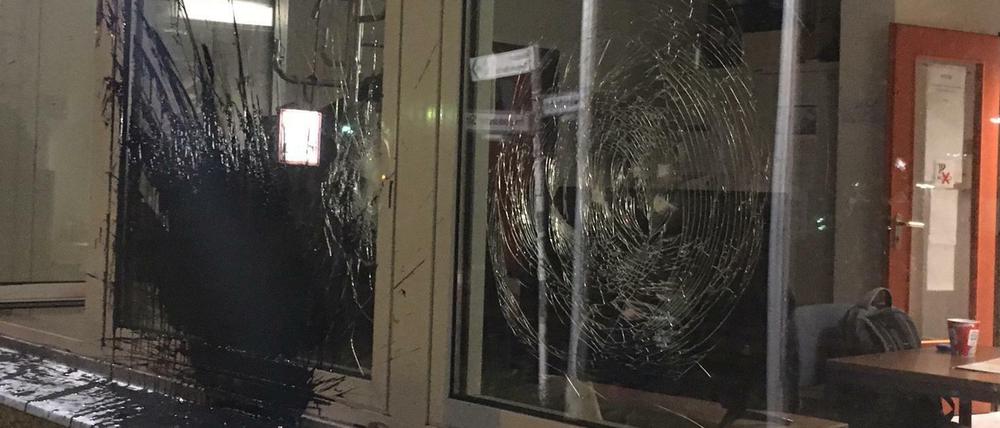 Bei dem Angriff wurden auch Fenster beschädigt.