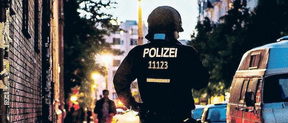 Ein Polizist steht an der Rigaer Straße in Berlin.