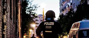 Ein Polizist steht an der Rigaer Straße in Berlin. Vor einem Jahr kam es dort zu heftigen Ausschreitungen nach einem Straßenfest.