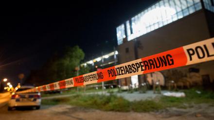 Nach dem Schuss auf einen 26-Jährigen hat die Polizei den Bahnhof Seegefeld abgesperrt.
