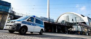 Ein Polizeiwagen am Bahnhof Alexanderplatz.