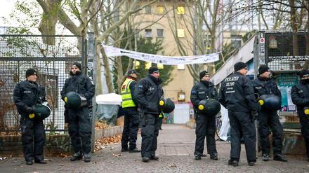 Polizeibeamte sichern die Begehung der Gerhart-Hauptmann-Schule in Kreuzberg durch das Bezirksamt.