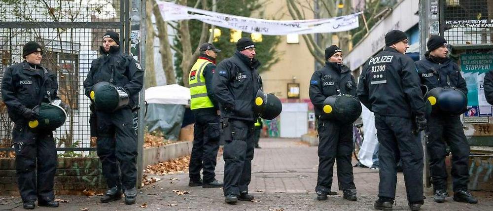 Polizeibeamte sichern die Begehung der Gerhart-Hauptmann-Schule in Kreuzberg durch das Bezirksamt.