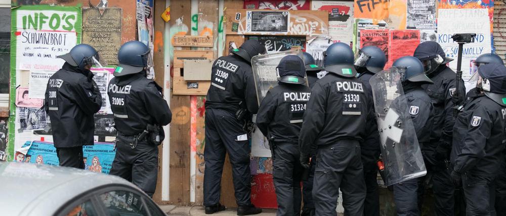 Die Polizei will gezielter gegen linksextreme Täter rund um die früher besetzten Häuser in der Rigaer Straße vorgehen.