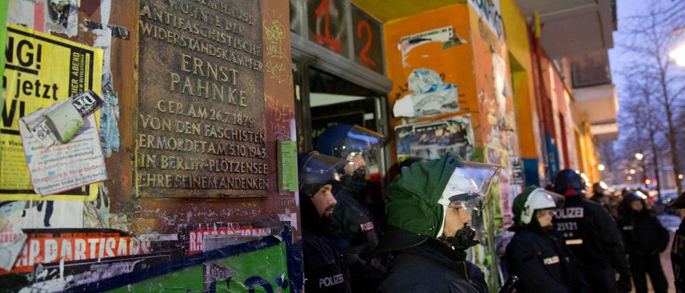 Die Berliner Polizei ist erneut zu einem Einsatz in der Rigaer Straße ausgerückt. 