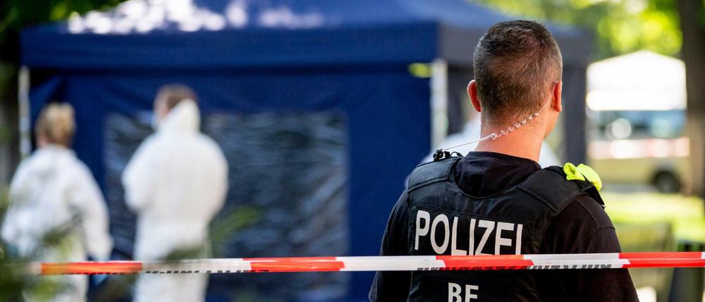 Mordete der russische Staat in Deutschland? Ein Polizeibeamter sichert den Tatort im Kleinen Tiergarten.