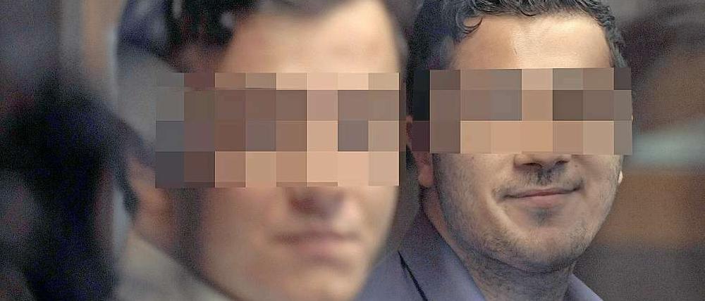Ahmad A. (li.) und Mustafa U. zählen zu den vier Tätern, die hier bei einer Verhandlung im Landgericht sitzen.
