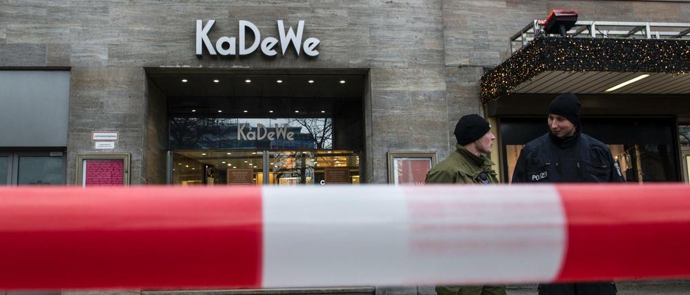 Polizisten stehen am 20.12.2014 in Berlin vor dem Kaufhaus KaDeWe hinter einer Absperrung. (Archivbild)