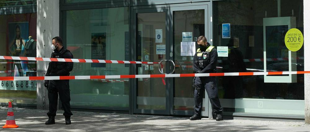 Polizei steht am Ort eines Raubüberfalls auf eine Bank in den Gropius Passagen in Neukölln. 