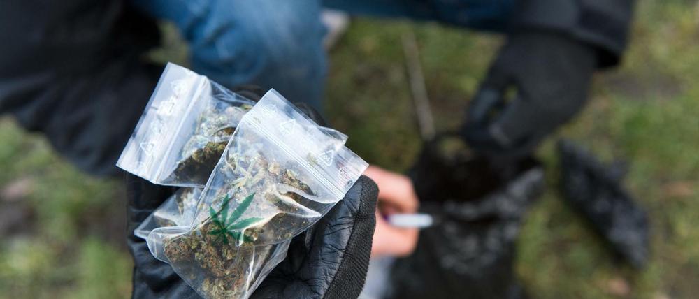 Im Transporter des 41-Jährigen und seiner 27-jährigen Begleiterin fanden die Polizeikräfte mehrere Kilo Drogen, darunter drei Kilo Marihuana.