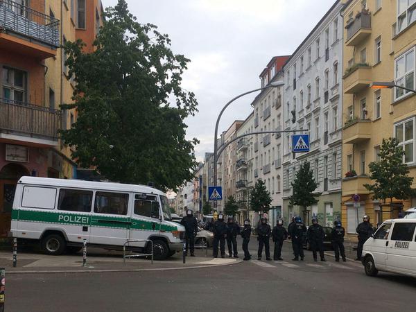 Polizisten haben am Donnerstagmorgen am sogenannten "Dorfplatz" den Zugang zur Rigaer Straße abgeriegelt.