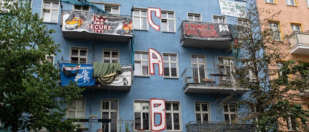 In der Rigaer Straße 94 in Friedrichshain wollte ein RBB-Team mit Burkhard Dregger drehen. Sie blieben nicht unbeobachtet.