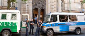 Polizeiwagen stehen am Dienstag (11.09.2012) vor dem Landgericht Moabit in Berlin. Der Prozess gegen vier Mitglieder der Rockergruppe Bandidos wegen eines Racheaktes an den verfeindeten Hells Angels ist streng bewacht eröffnet worden. Im Prozess sitzt ein Aussteiger, der sich den Ermittlern anvertraute. 
