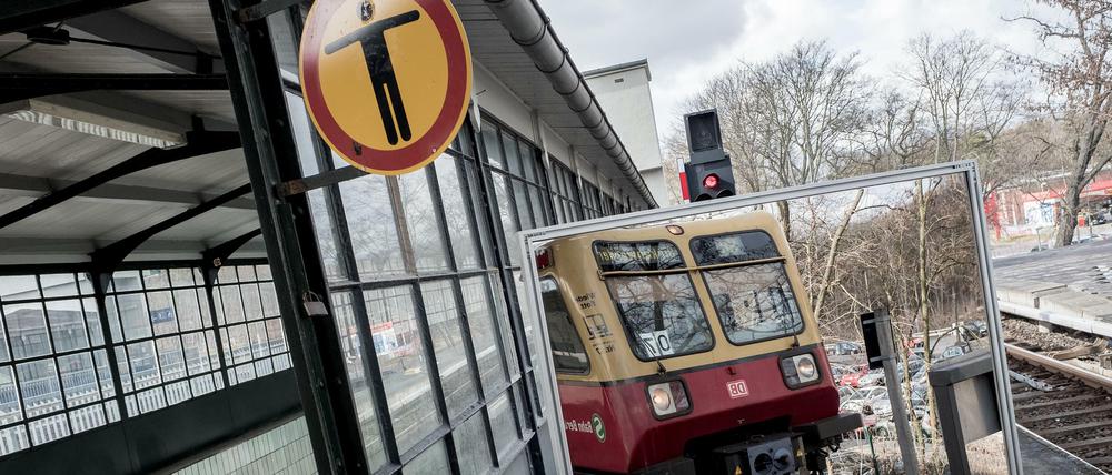 Ein S-Bahn-Zug steht an einem Berliner Bahnhof