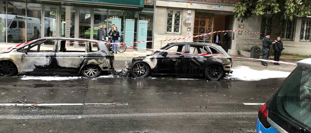 Nachdem Unbekannte einen Bundespolizei-Sprinter angezündet hatten, brannten auch zwei weitere Autos aus.
