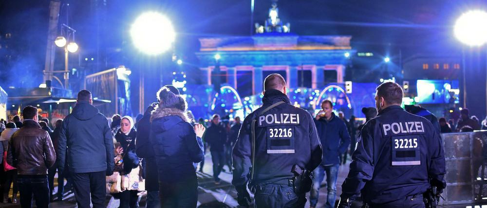 Polizisten auf der Silvesterparty am Brandenburger Tor.