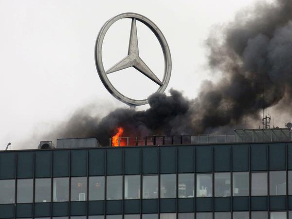Feuer auf dem Dach des Europa-Centers.