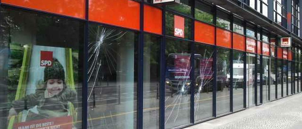 Unbekannte haben mehrere Pflastersteine und Farbbeutel auf die SPD-Zentrale am Willy-Brandt-Haus geworfen. Dabei gingen mehrere Scheiben zu Bruch. 