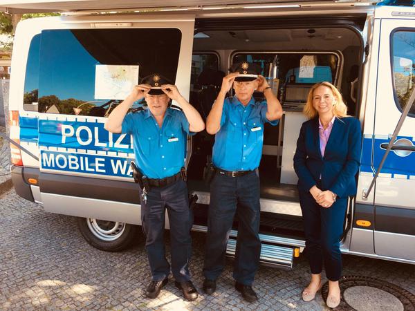 Die erste mobile Polizeiwache im Spandauer Ortsteil Staaken - da kam sogar die Polizeichefin Barbara Slowik persönlich.