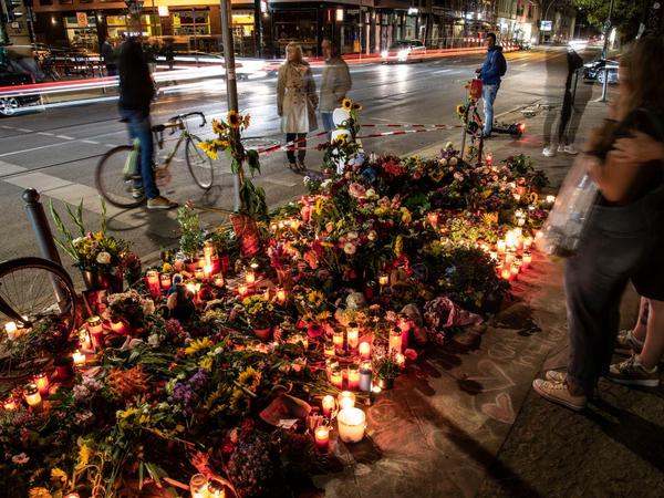Blumen und Kerzen an der Stelle, an der am Freitagabend vier Menschen bei einem Verkehrsunfall gestorben waren.