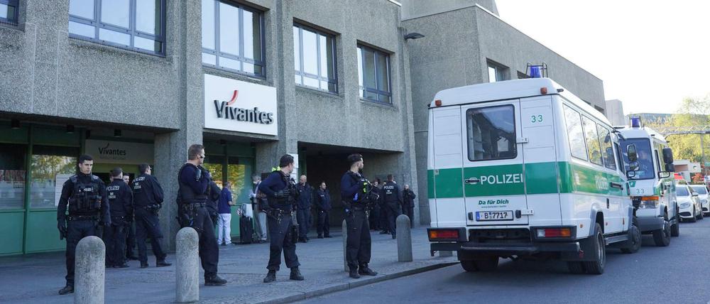 Einsatzkräfte der Polizei sichern den Eingang zum Vivantes-Klinikum Am Urban. (Bild vom Mittwoch)