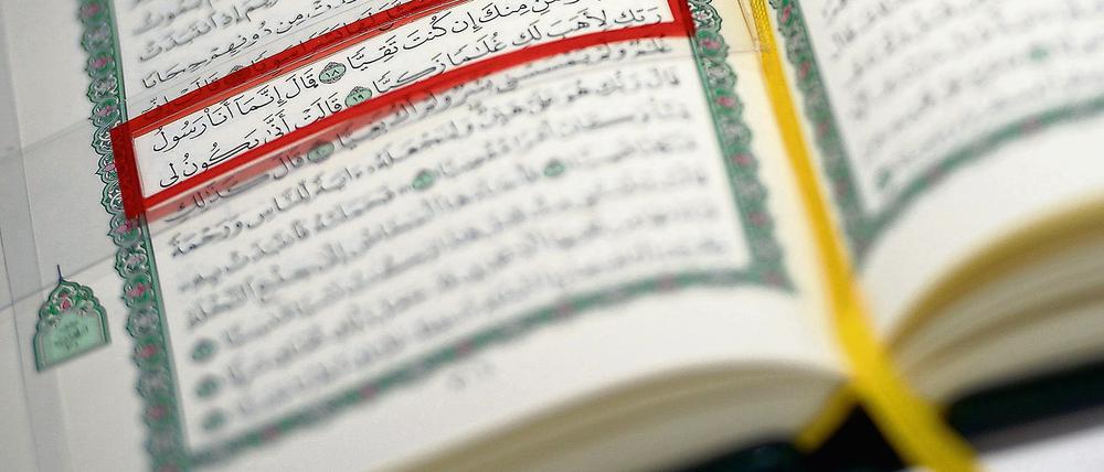 Ein Koran (Archivbild). Nach den Anschlägen von Brüssel verstärkt der sächsische Verfassungsschutz die Beobachtung von Islamisten. 