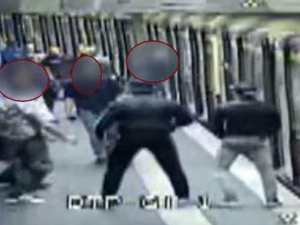 Mit Videobildern sucht die Bundespolizei nach Tätern in der Berliner S-Bahn.