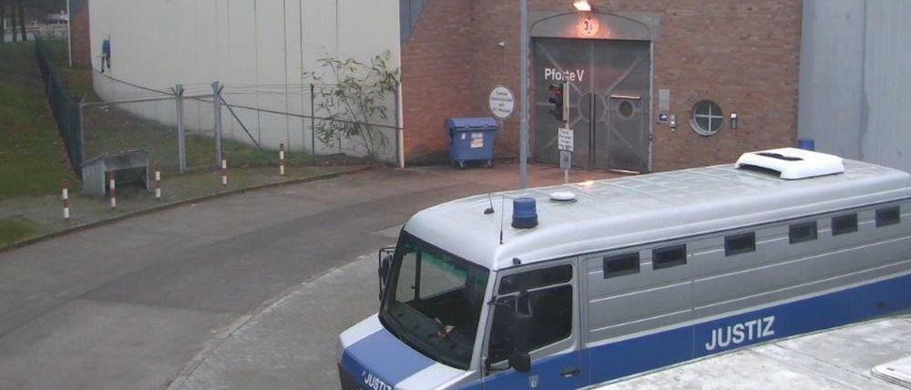 Auf dem Videostandbild einer Überwachungskamera an der JVA Plötzensee ist am 28.12.2017 der Ausbruch von vier Inhaftierten zu sehen.