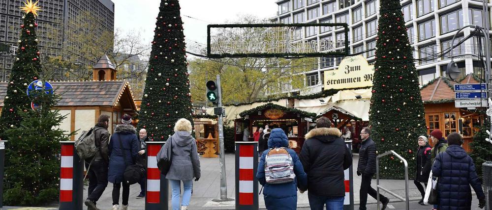 Schon seit Beginn des Weihnachtsmarktes eingerichtet: ein Einlasssystem am Breitscheidplatz.