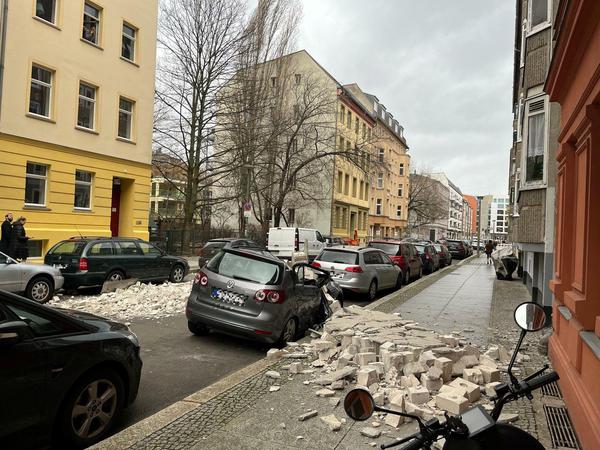 Wegen des heruntergekommenen Mauerwerks rückte die Feuerwehr in die Almstadtstraße in Mitte aus.
