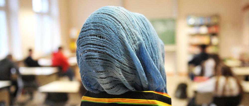 Eine Schülerin mit Kopftuch. 