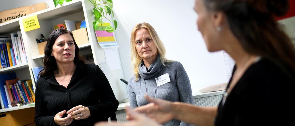 So arbeiten wir: Schulpsychologin Helke Bär-Wolz (Mitte) und Pädagogin Katrin Neuber (re.) erläutern Bildungssenatorin Sandra Scheeres ihr Tätigkeitsfeld.
