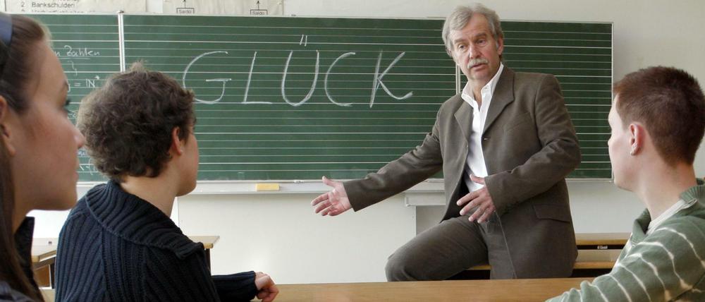 Der Heidelberger Schulleiter Ernst Fritz-Schubert (Mitte) hat das Fach "Glück" als Erster auf den Stundenplan gesetzt. 