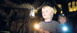 Mit der Taschenlampe können Kinder Dinausaurierskelette abtasten. Danach führt die Tour in die großen Sammlungen. 