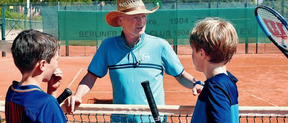 Tibor Wittmann, früher selbst Spieler, ist beim Tenniscamp des TC Grün-Gold in Tempelhof einer der sportlichen Betreuer.