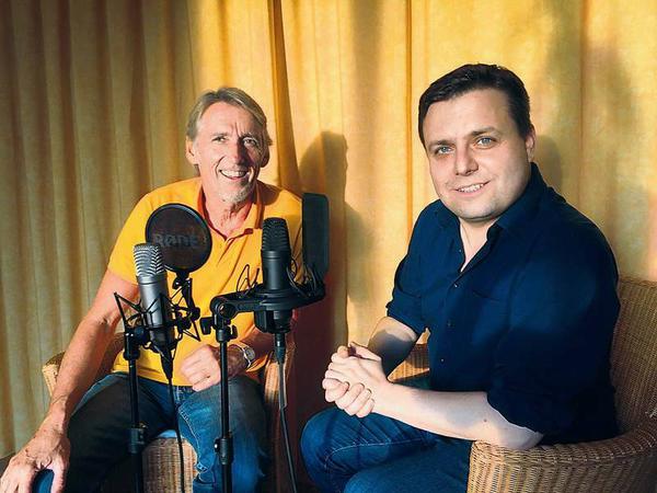 Das Podcast-Duo: Schul-Profi Helmut Hochschild (links) wird befragt vom Radiojournalisten und Moderator Leon Stebe.
