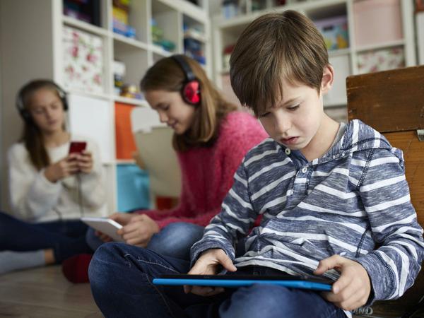 Digitale Angebote für Kinder können den Unterricht kaum ersetzen, wenn der Bezug zum Lehrer fehle, sagt Klaus Zierer.