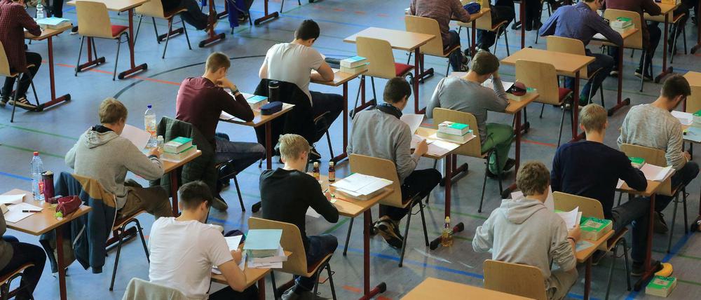 Schülerinnen und Schüler bei einer Abitur-Klausur.
