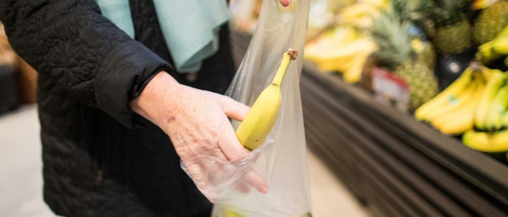 Noch immer nehmen viele Kunden die dünnen Plastiktüten im Supermarkt, um Obst zu kaufen. 