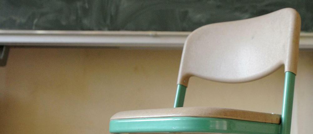 Leerer Stuhl im Klassenzimmer. Ein Fünftel der Berliner Schüler aus den Klassen 7 bis 10 macht mindestens einmal im Jahr blau.