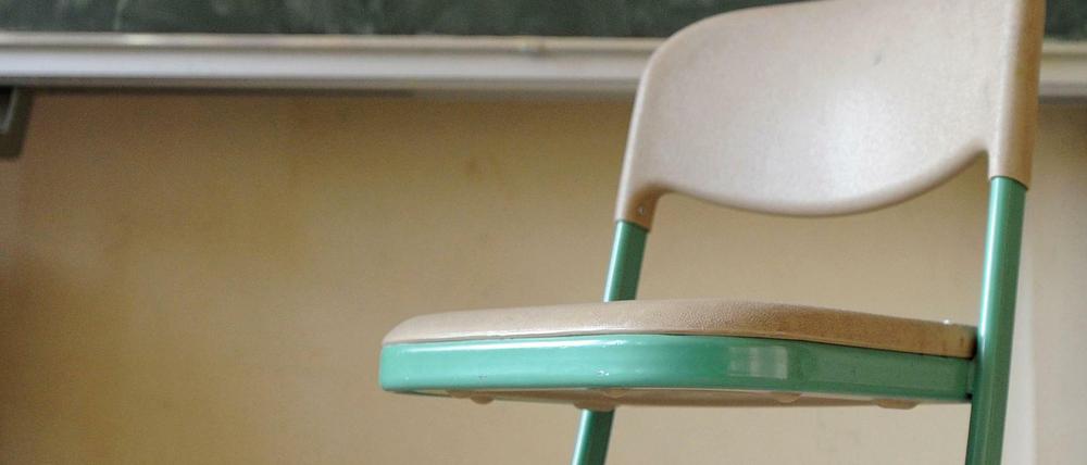 Ein leerer Stuhl in einem Klassenzimmer.